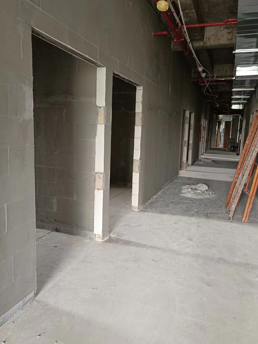 办公楼轻质砖隔墙施工场景